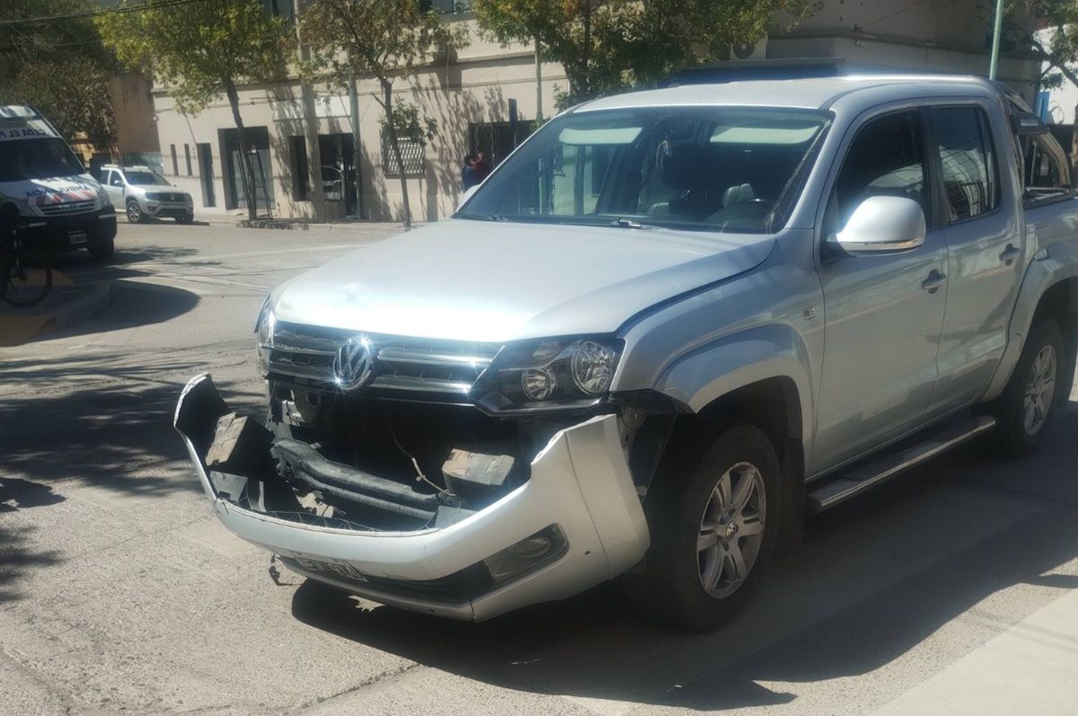 El impacto se produjo este mediodía y un motociclista fue trasladado al hospital. Foto: Gentileza.