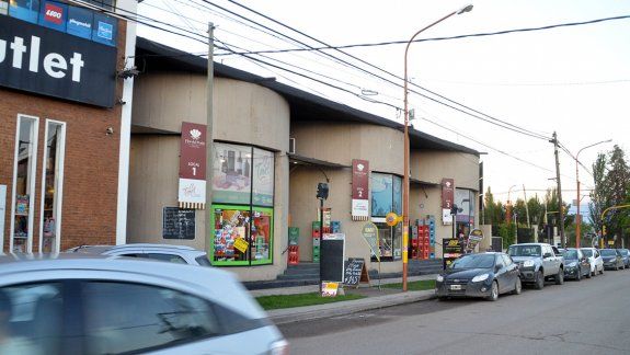 Se hicieron pasar por clientes y entraron a robar a un local