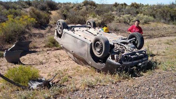 Volcó por los pozos de Ruta 151 y encima le robaron