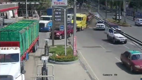 Chocó contra siete autos y produjo un incendio 