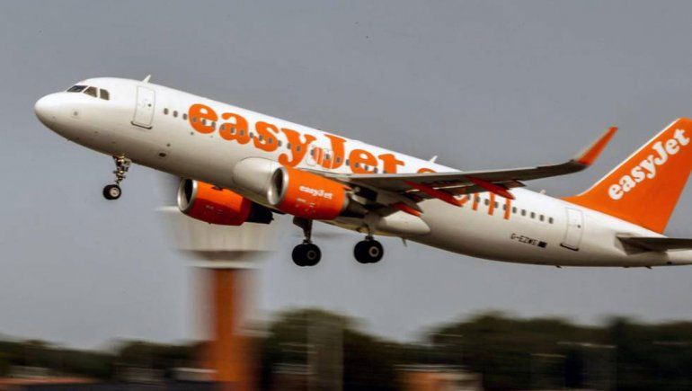 Se pelearon en pleno vuelo y el avión tuvo que aterrizar de emergencia