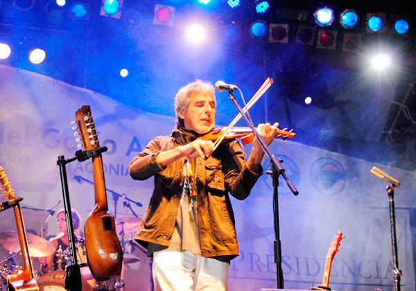 Peteco Carabajal cerró los festejos por el aniversario de Fernández Oro