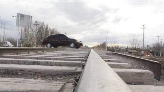 Condenaron a una empresa por un paso a nivel no señalizado