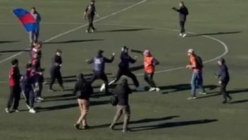 Simpatizantes de los dos clubes quedaron enfrentados cuerpo a cuerpo y llegaron a tirarse algunos golpes en el campo de juego.