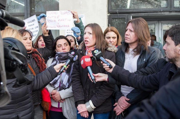 Protestas durante la audiencia contra López por abuso sexual