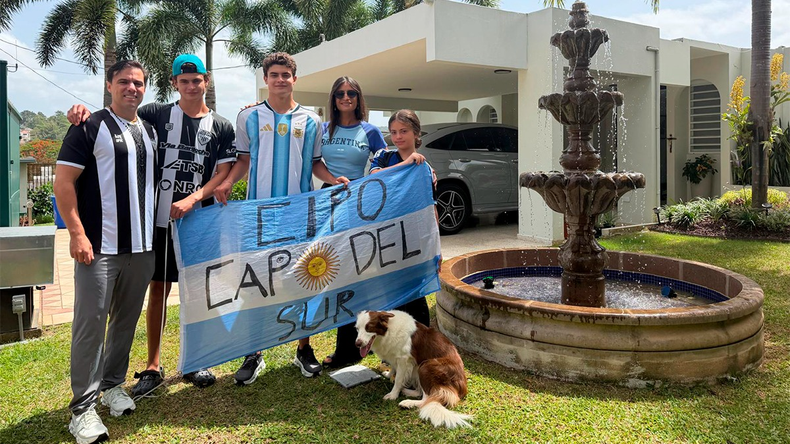 El Bocha, Sebastián Caldentey, junto a su esposa e hijos puertorriqueños. ¡Crack!