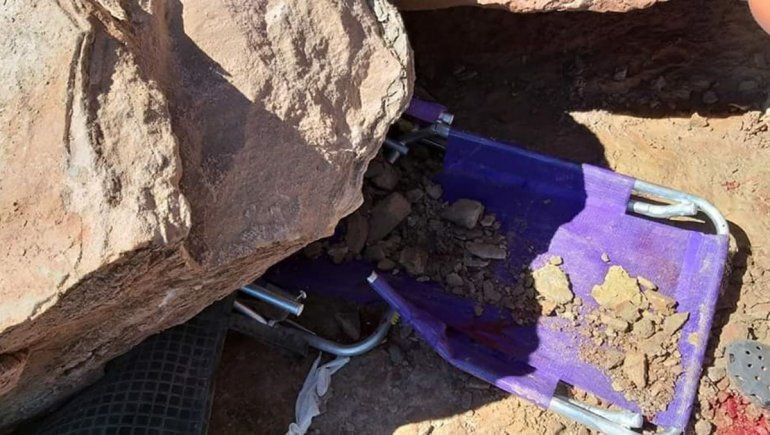 Tomaba sol a la orilla del lago y se le cayó una piedra de 500 kilos sobre las piernas