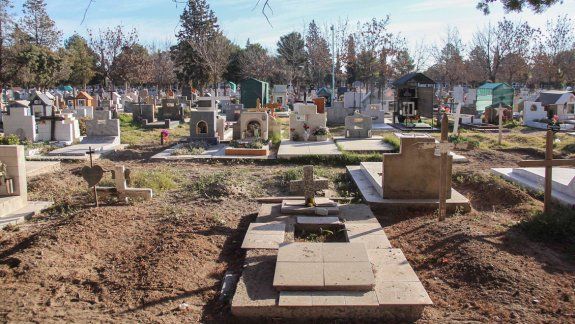 En el cementerio casi no hay espacio y las familias de los fallecidos tienen que esperar meses para despedirlos.