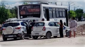 Grave choque en Cipolletti: un auto que iba a en contramano chocó contra un colectivo.
