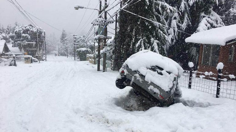 Una tormenta de nieve azota a Bariloche y prohíben los autos en la ciudad