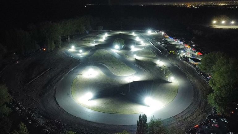 Se desató un incendio de gran magnitud en el kartódromo de Isla Jordán, donde se prendió fuego un montículo de cubiertas usadas.