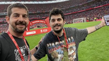 El desopilante momento que protagonizó un periodista argentino en la final de la FA Cup