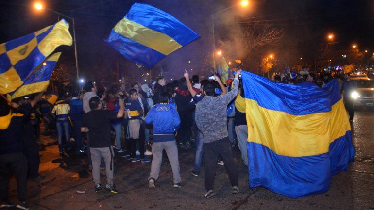 Los hinchas de Boca coparon la calle a puro festejo