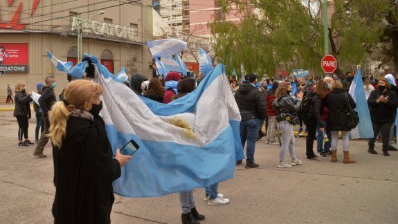 {alttext(,Así se vivió el banderazo del #9J en Cipolletti)}