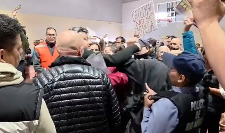 Las agresiones ocurrieron mientras el intendente llevaba a cabo su discurso.