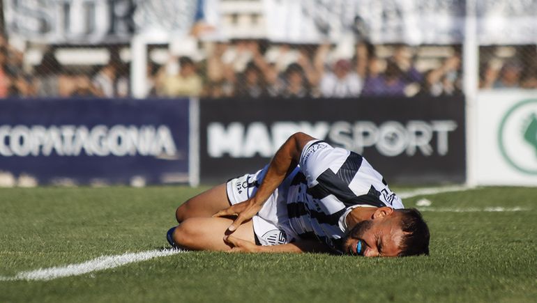 Leandro Wagner al momento de la lesión el domingo en La Visera.