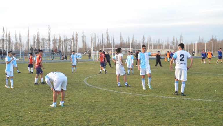 La Amistad y las caras largas tras la derrota por el Clasificatorio. Fotos: Antonio Spagnuolo