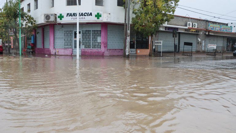 Las imágenes de Cipolletti en medio del temporal de lluvia