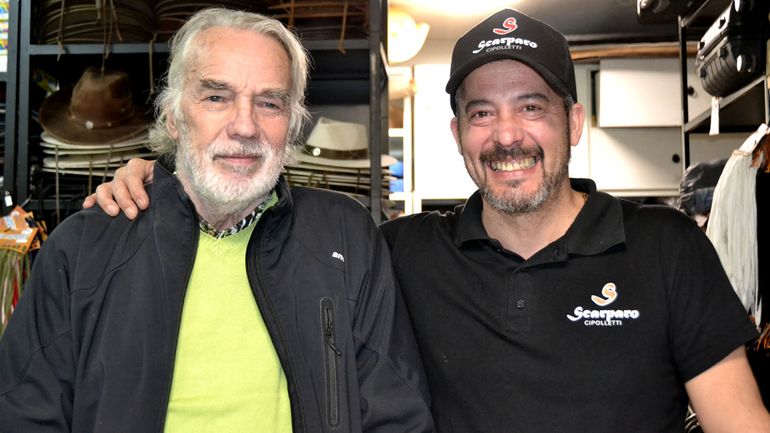Hijo e' tigre. Andrés junto al padre de la criatura, el pionero en la restauración de calzados.