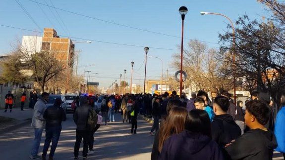 Intenso operativo por una amenaza de bomba en el CET 9
