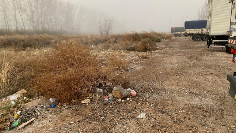 Los propietarios de las estaciones de servicio están evaluando medidas para evitar la proliferación de basura que dejan muchos de los camioneros en el predio.
