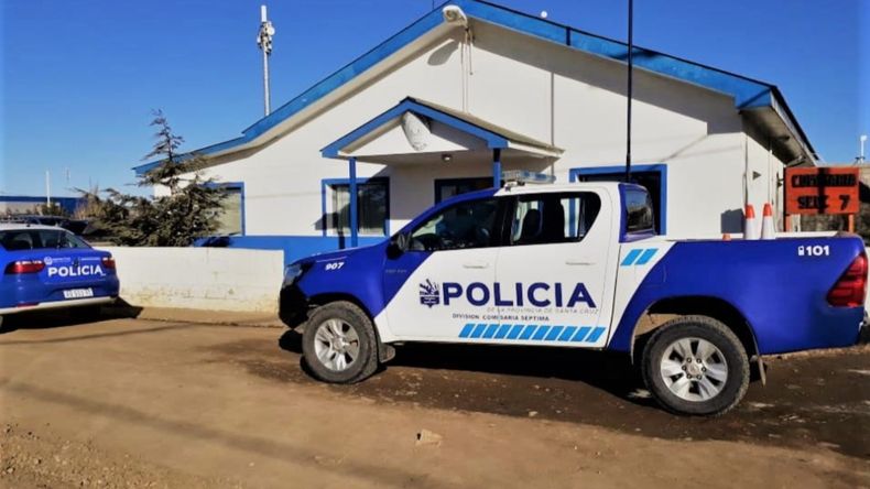 Cuando el padre de la joven dio aviso a la Policía de Santa Cruz, informó que el cuerpo presentaba signos de autolesiones. 