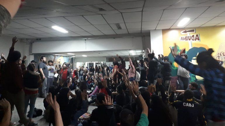 Estudiantes de la UNCo tomaron Humanidades por la grave crisis