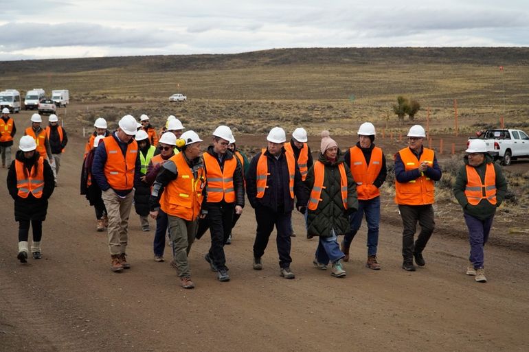 El gobernador Alberto Weretilneck recorrió el predio y verificó los avances. Foto: Gentileza.