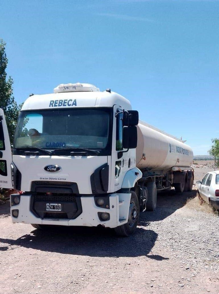 El Municipio cipoleño cuenta con un camión cisterna para abastecer con agua potable a los pobladores de los barrios NyC y Río Sol, de Las Perlas. El suministro, y más ahora en verano, se torna insuficiente.