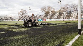 El campo de juego fue mejorado durante el receso, a la espera del clásico.
