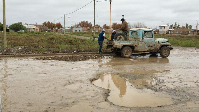 La máquina no llegó y los vecinos arreglan sus calles