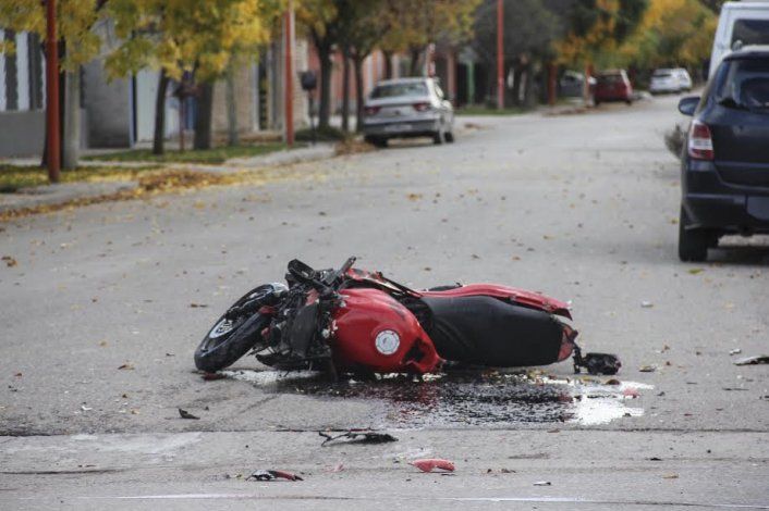Chocó contra una moto y terminó adentro de una casa