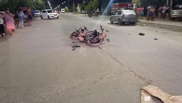 La conductora de una pickup chocó a una moto y huyó porque estaba borracha.