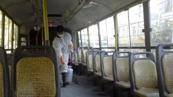 desinfectan coles y taxis por el coronavirus