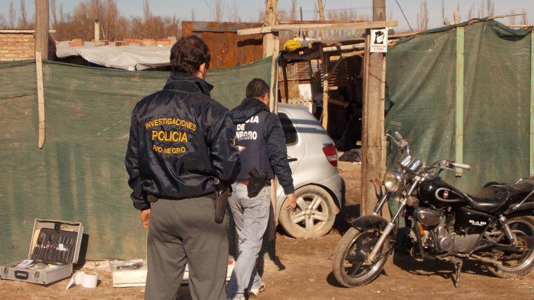 Investigaciones pudo recuperar una moto robada en el primer atraco.