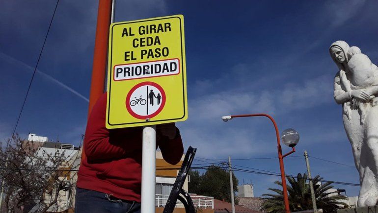 Instalaron cartelería para informar sobre la prioridad de paso sobre la Alem