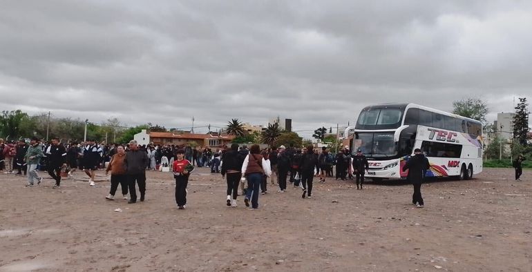 Desde el predio de Pacheco y Rivadavia, el grueso simpatizantes salen en micros.