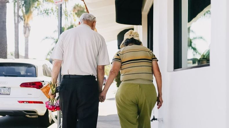 Por qué nos achicamos cuando envejecemos, según una investigación de Harvard