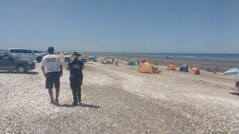policias rescataron a turista que se ahogaba en las conchillas