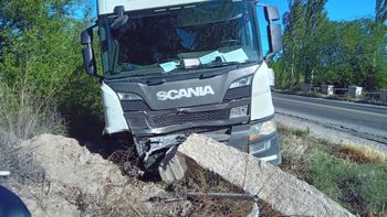 El rodado de grandes dimensiones impactó contra el concreto de la banquina.  | LMCipolletti.com El rodado de grandes dimensiones impactó contra el concreto de la banquina.
