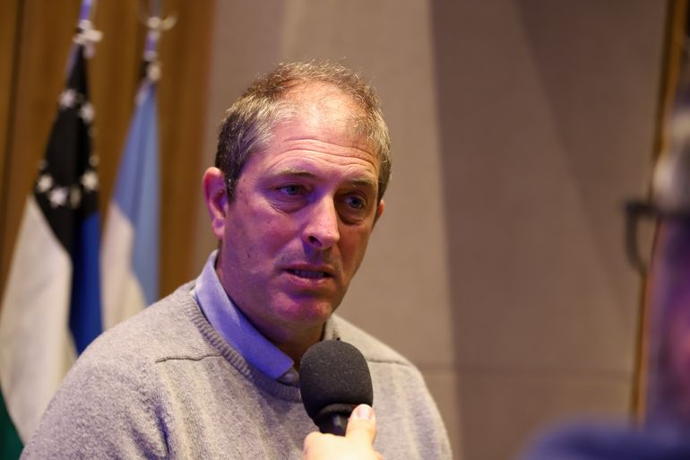 Carlos Lanzano en la conferencia de prensa que se realizó el martes por la noche en Neuquén. Fotos: Omar Novoa&nbsp;