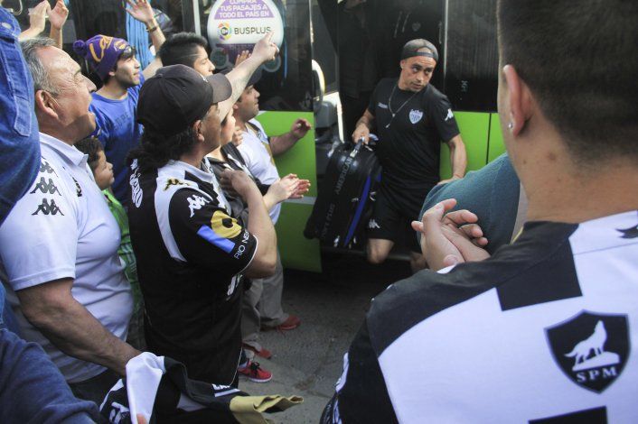 Los hinchas albinegros recibieron con emoción al equipo