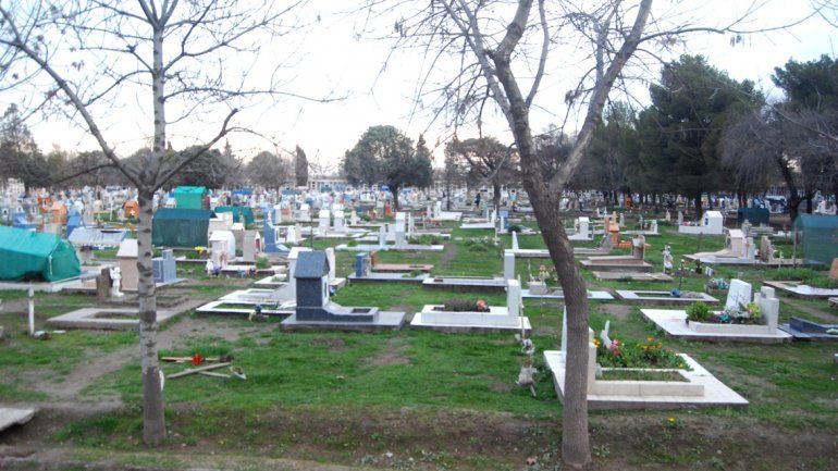 El joven borracho y en situación de calle generó serios destrozos en nichos y tumbas del cementerio cipoleño.