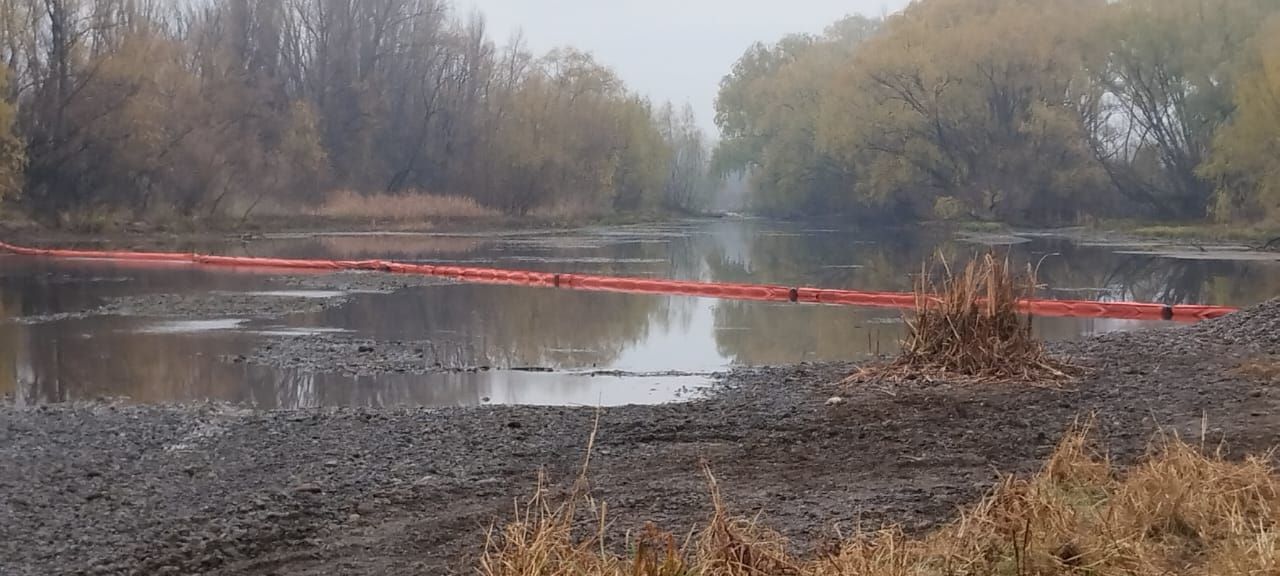 ¿Por qué hay una barrera oleofilica flotando en el río Negro?