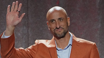 #manuleyenda: las originales zapatillas de ginobili en la ceremonia