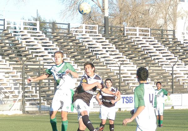 Jueves de fútbol por la Liga Deportiva Confluencia