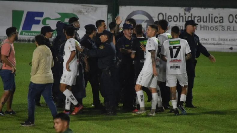 Los jugadores de Altos Hornos Zapla de Jujuy fueron a protestarle al árbitro Sanz. 