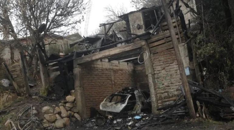 El fuego se inició en un vehículo y se propagó al resto de la vivienda. La rapidez del fuego llamó la atención. Investigan si fue un atentado.&nbsp;