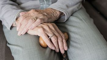 La Justicia cipoleña dispuso que una abuela pague la cuota alimentaria que su hijo no cumple.
