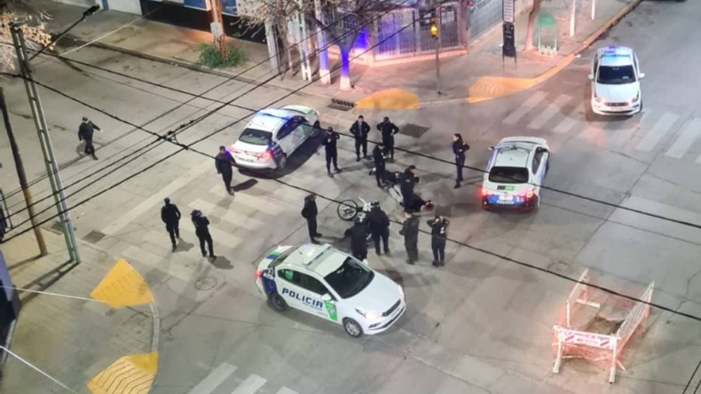Dos jovenes evadieron un control de tránsito que derivó en una persecución policial en Cipolletti.